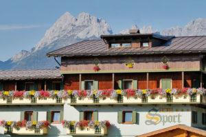 Hotel-Sport-Sappada-Dolomiti-Hotel-in-centro-a-Sappada-vicino-alle-piste-4-300x200